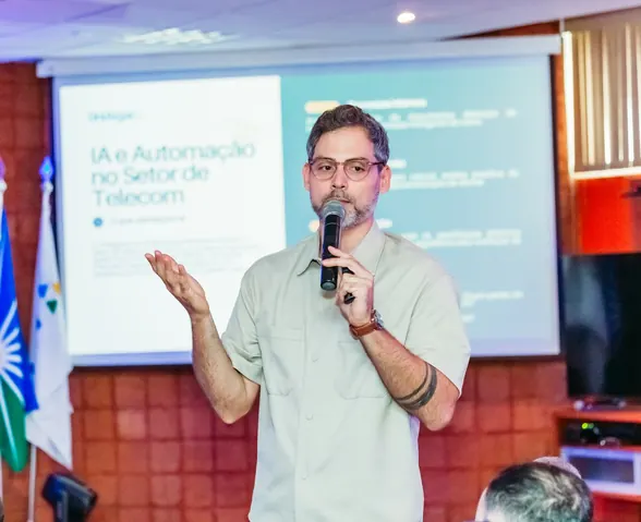 Osvaldo Aranha na palestra IA e Automação no Setor de Telecom