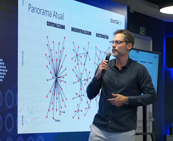 Osvaldo Aranha explicando redes centralizadas, descentralizadas e distribuídas