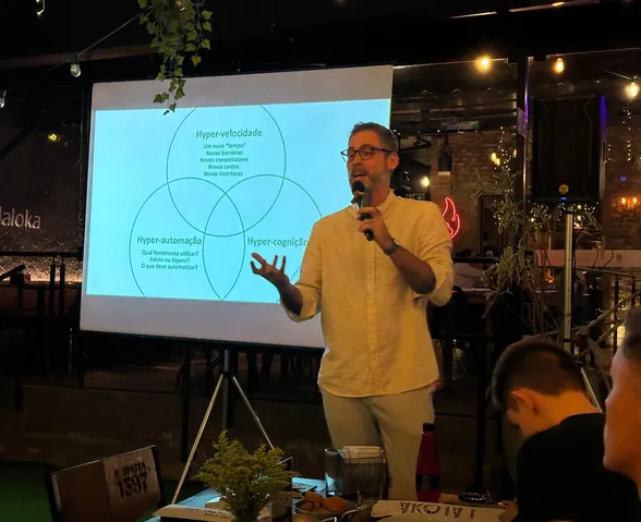 Osvaldo Aranha em palestra num evento noturno, ao lado do telão